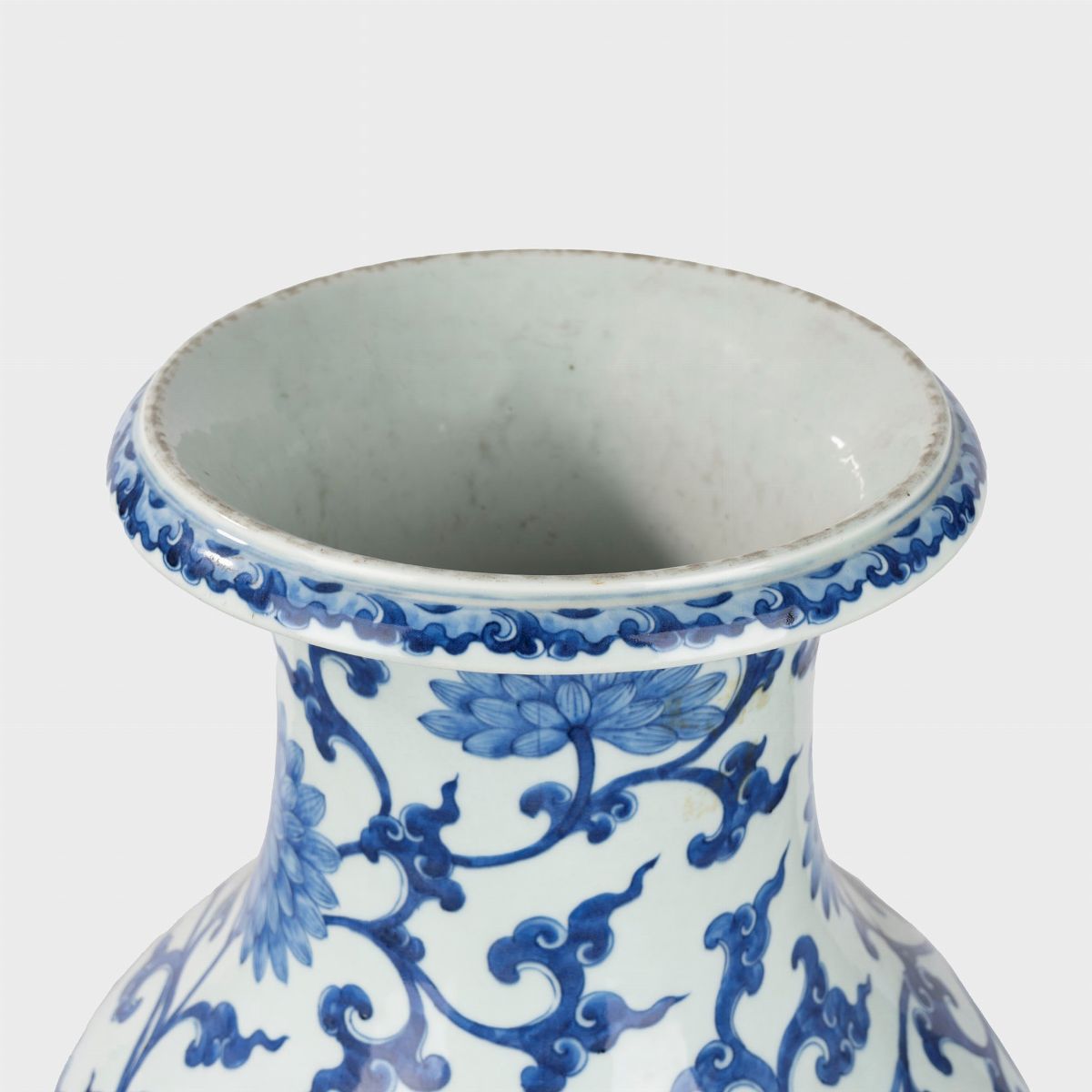 Vaso Orientale in Porcellana Bianca e Blu con Base in Legno, Secolo XIX
