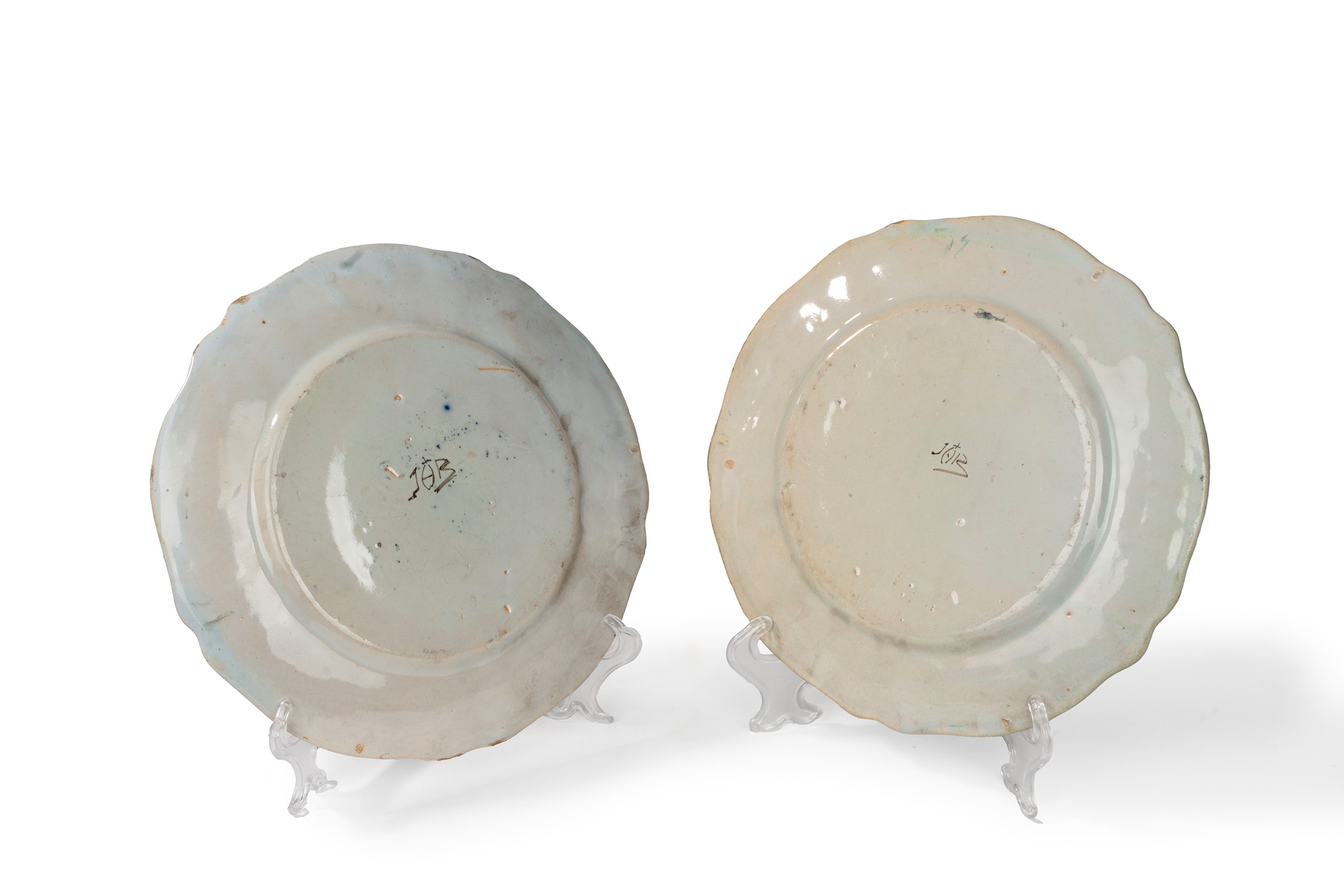 Jacques Boselly, Detto Giacomo Boselli - Due Piatti in Maiolica Dipinta con Figura Centrale e Alb...