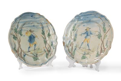 Due Piatti in Maiolica Dipinta con Figura Centrale e Alberi, Savona