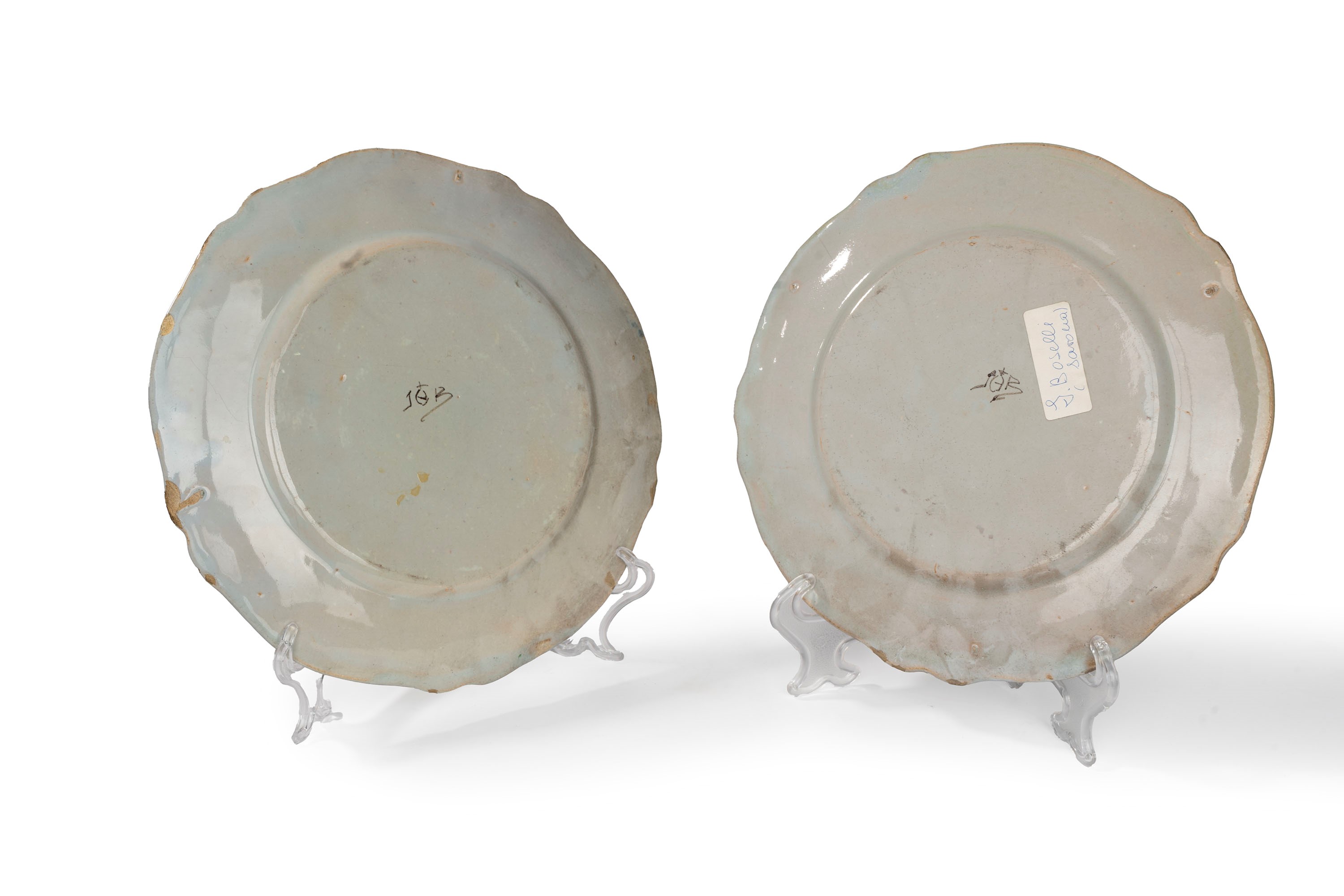 Jacques Boselly, Detto Giacomo Boselli - Due Piatti in Maiolica Dipinta con Figura Centrale e Alb...