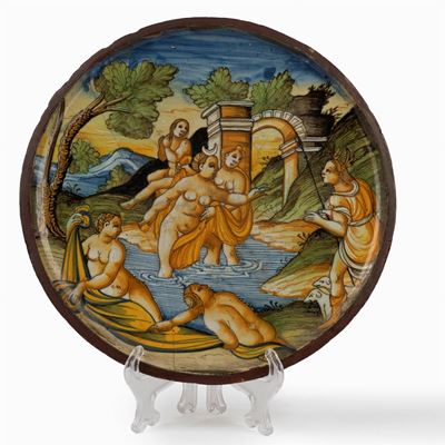 Alzata in Maiolica Policroma Raffigurante Diana e Atteone, Secoli XVII-XVIII