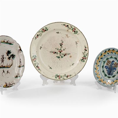 Lotto Composto da Tre Piatti in Maiolica Policroma, Secoli XVII-XVIII