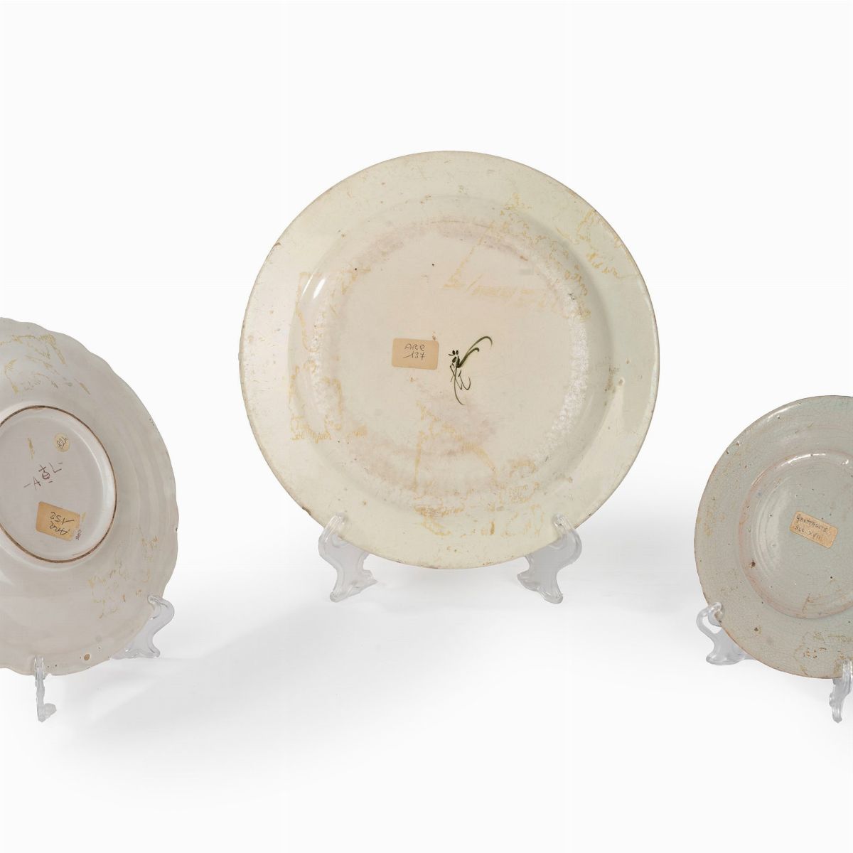 Lotto Composto da Tre Piatti in Maiolica Policroma, Secoli XVII-XVIII