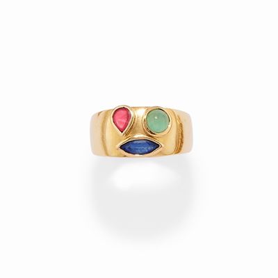 Anello in oro giallo 18k con zaffiro, smeraldo e rubino