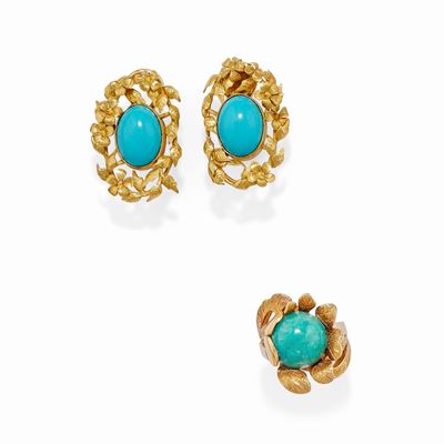 Anello e coppia di orecchini, oro giallo 18k con turchesi e pietra verde cabochon