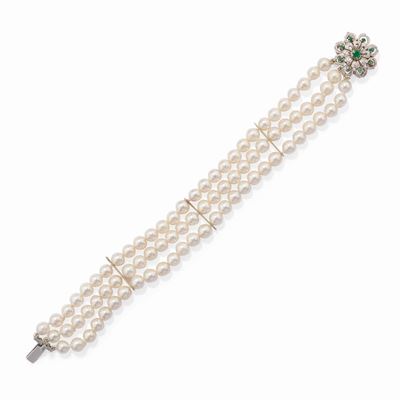 Bracciale in oro bianco 18k con perle coltivate e chiusura a fiore con smeraldi