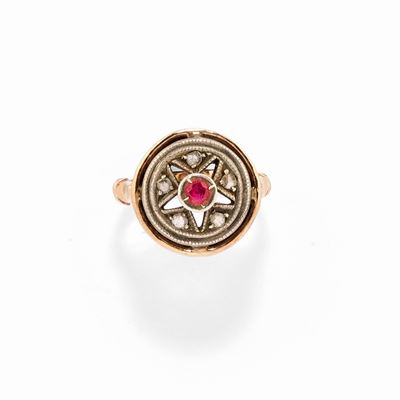 Anello con rubino e diamanti in argento e oro giallo