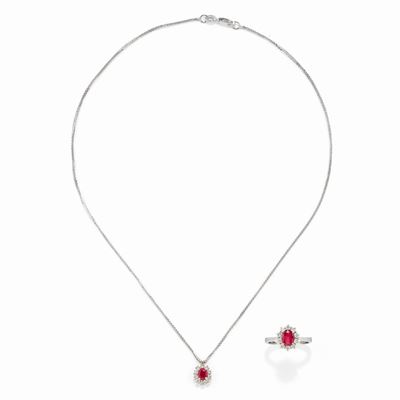 Anello e collana con pendente in oro bianco 18k, rubini e diamanti