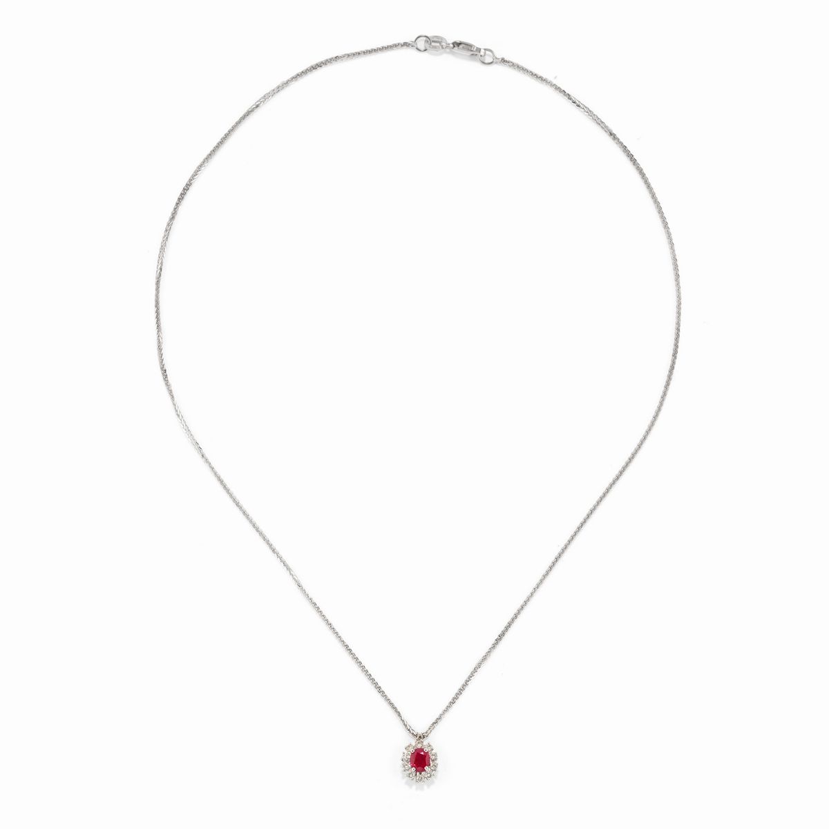 Anello e collana con pendente in oro bianco 18k, rubini e diamanti