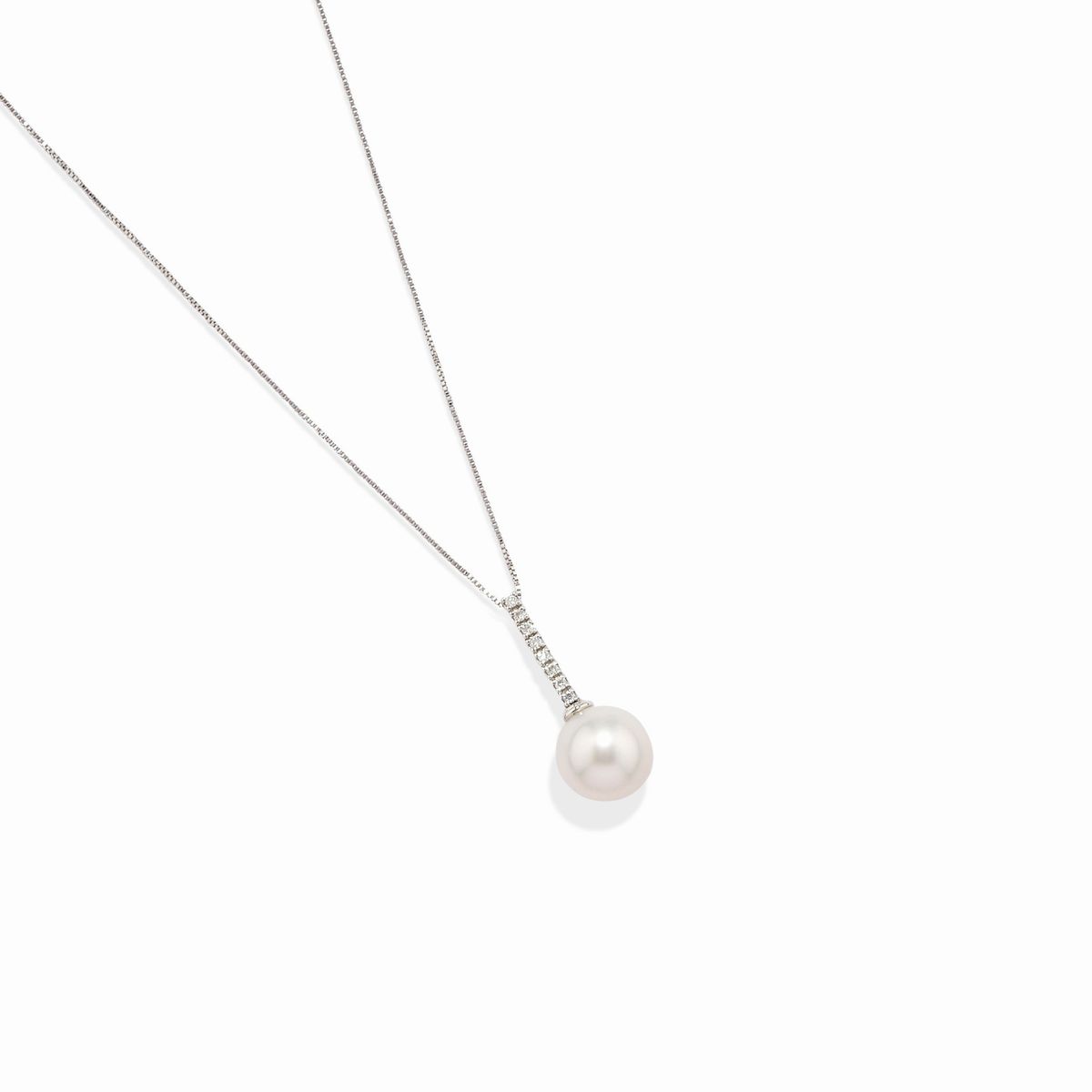 Collana e orecchini in oro bianco 18k con perle coltivate e diamanti
