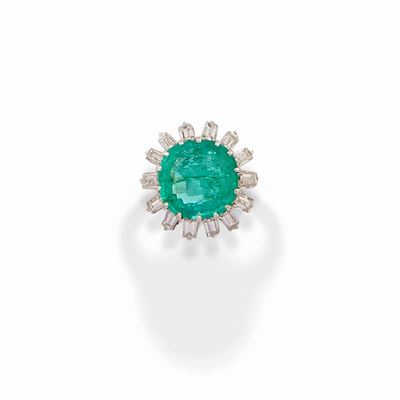 Anello con smeraldo e diamanti in oro bianco 18k
