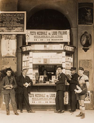 Libreria della stazione di Lucca, stampa vintage alla gelatina ai sali d'argento