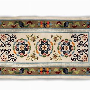 Tappeto con motivo bianco al centro, decorato con rosoni e fiori, Cina, secolo XX