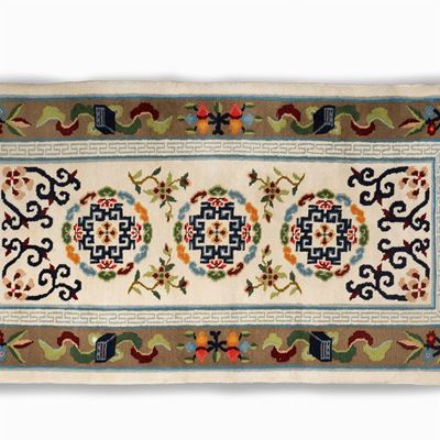 Tappeto con Motivo Bianco al Centro, Decorato con Rosoni e Fiori, Cina, Secolo XX