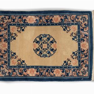 Tappeto con fondo beige e motivi decorativi blu e rosa, Cina secolo XX
