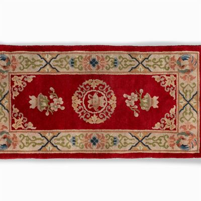 Tappeto con Fondo Rosso e Decori Floreali, Cina Secolo XX