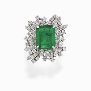 A 18K white gold, emerald and diamond ring
