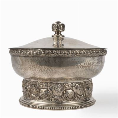 Alzata con Coperchio in Argento Decorata con Rose e Foglie, Germania, Inizi Secolo XX