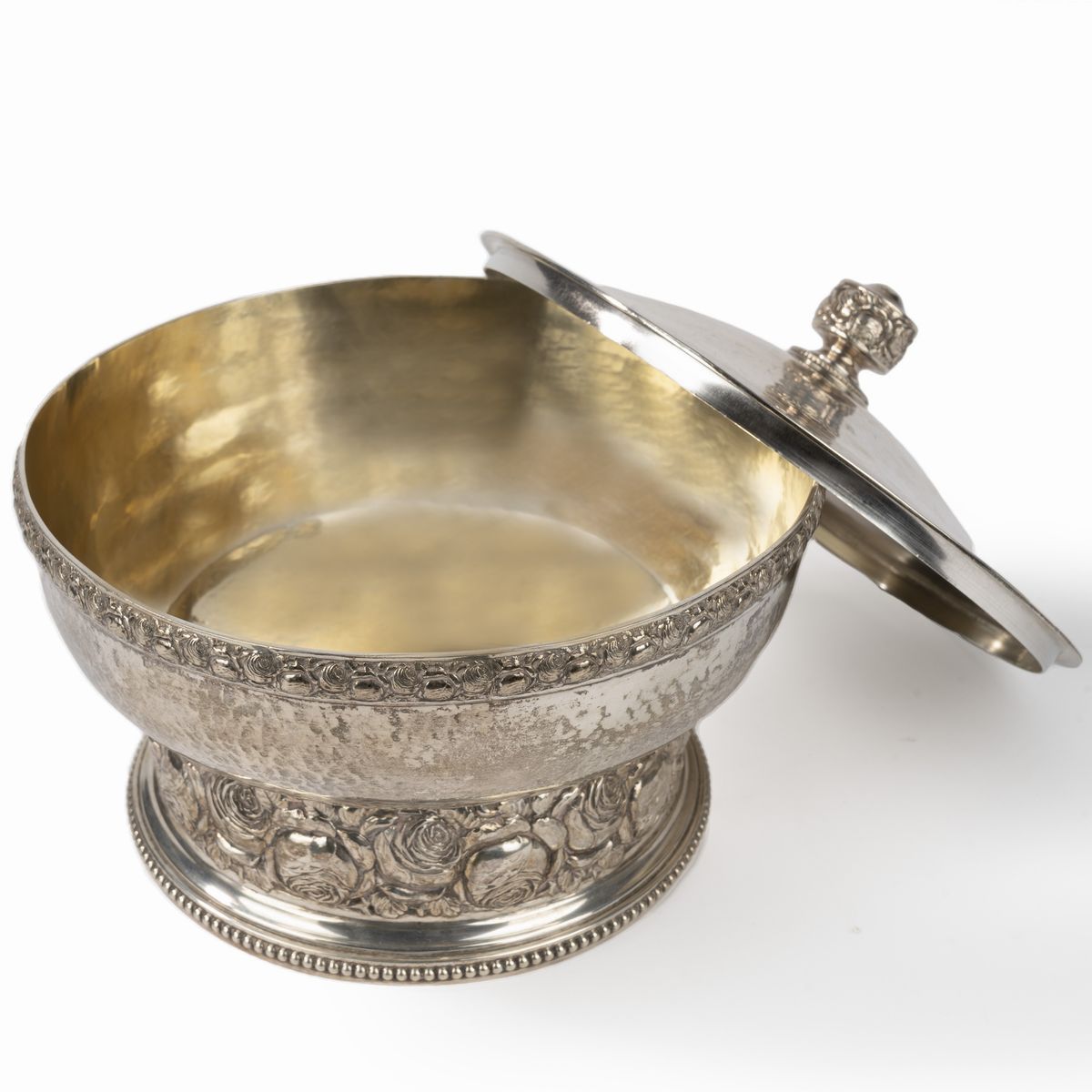 Alzata con Coperchio in Argento Decorata con Rose e Foglie, Germania, Inizi Secolo XX
