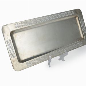 Vassoio in argento con decorazione a traforo di gusto secessione, inizi secolo XX