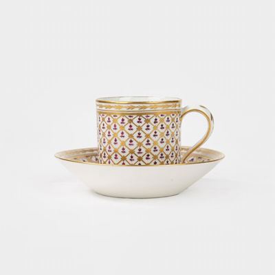 Tazza e Sottotazza in Porcellana Policroma e Oro con Decorazione a Piccoli Fiori Viola, Parigi, S...