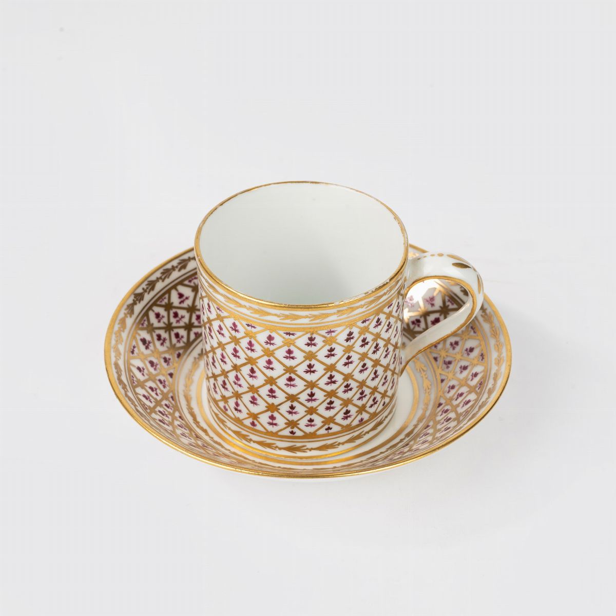 Tazza e Sottotazza in Porcellana Policroma e Oro con Decorazione a Piccoli Fiori Viola, Parigi, S...