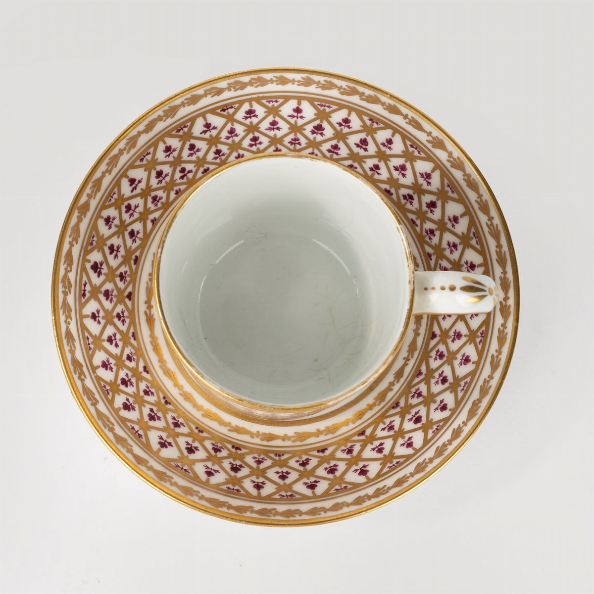 Tazza e Sottotazza in Porcellana Policroma e Oro con Decorazione a Piccoli Fiori Viola, Parigi, S...