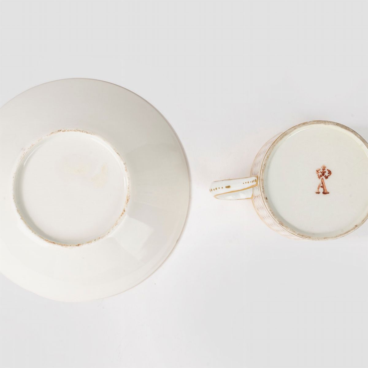 Tazza e Sottotazza in Porcellana Policroma e Oro con Decorazione a Piccoli Fiori Viola, Parigi, S...