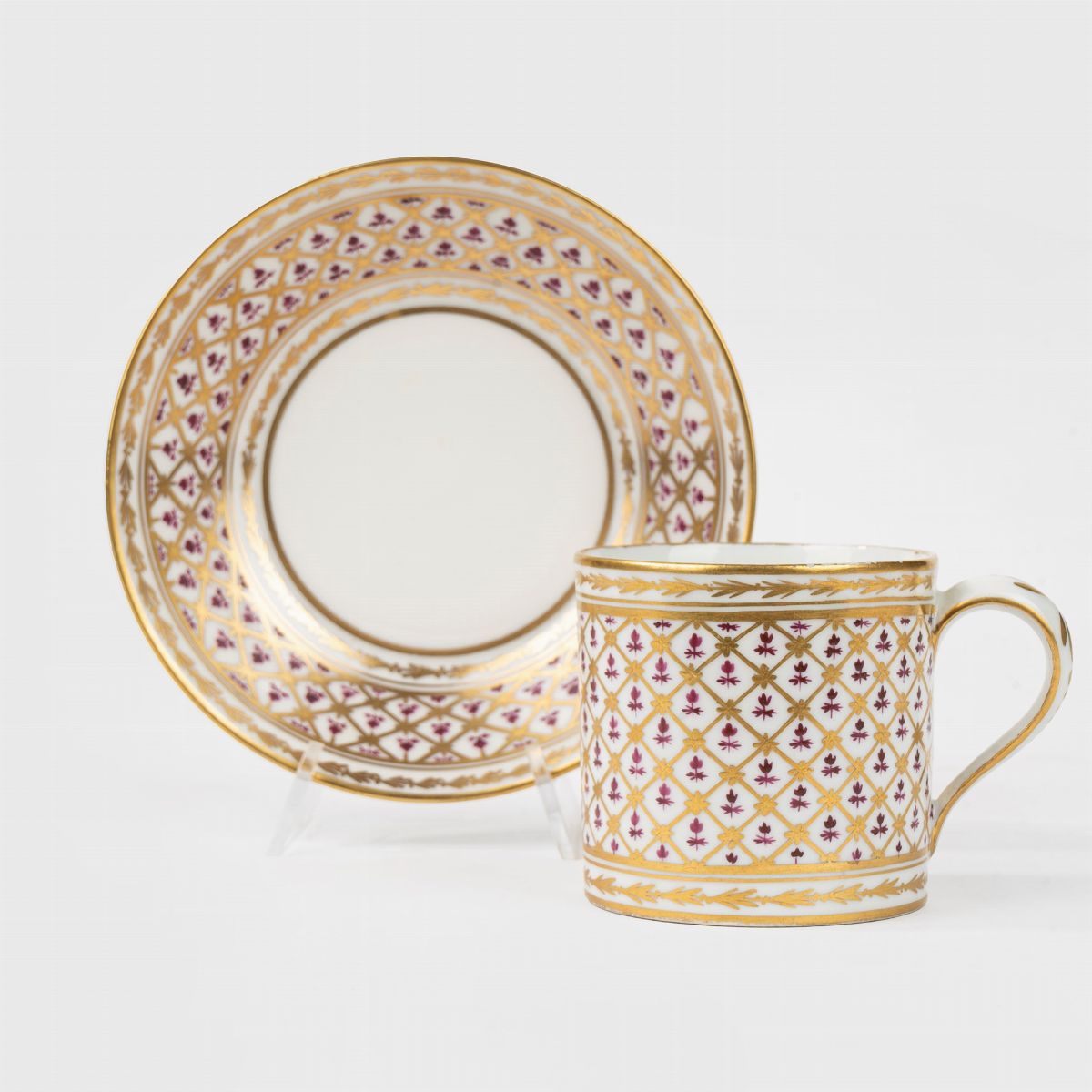Tazza e Sottotazza in Porcellana Policroma e Oro con Decorazione a Piccoli Fiori Viola, Parigi, S...