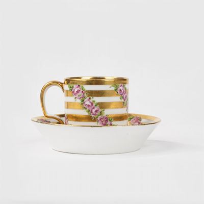 Tazza e Sottotazza in Porcellana Policroma e Oro con Decorazione a Ghirlande di Rose, Parigi, Sec...
