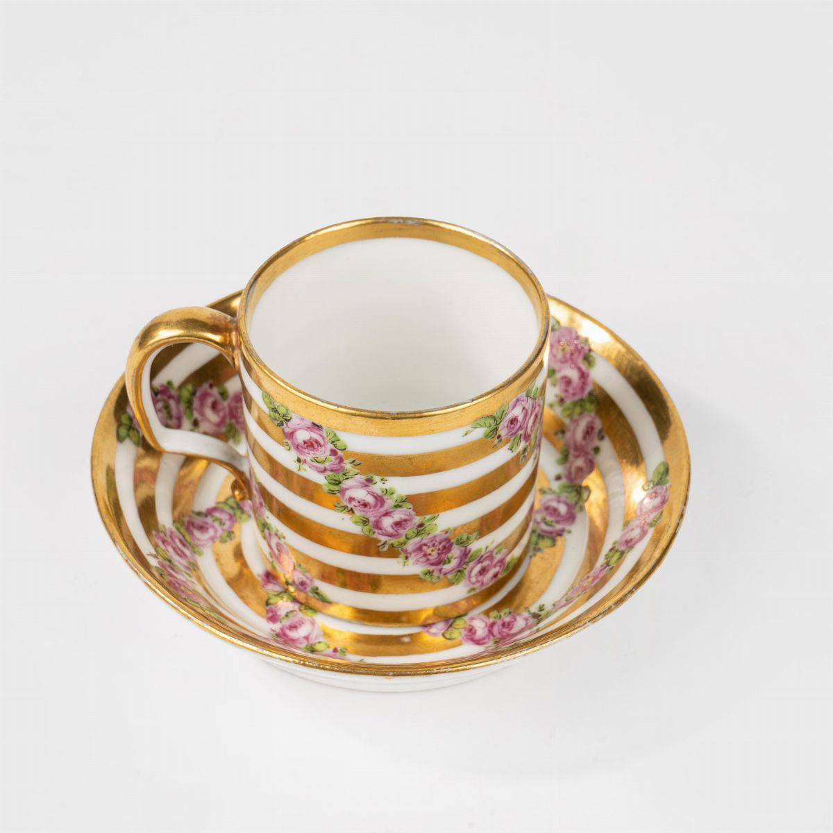 Tazza e Sottotazza in Porcellana Policroma e Oro con Decorazione a Ghirlande di Rose, Parigi, Sec...