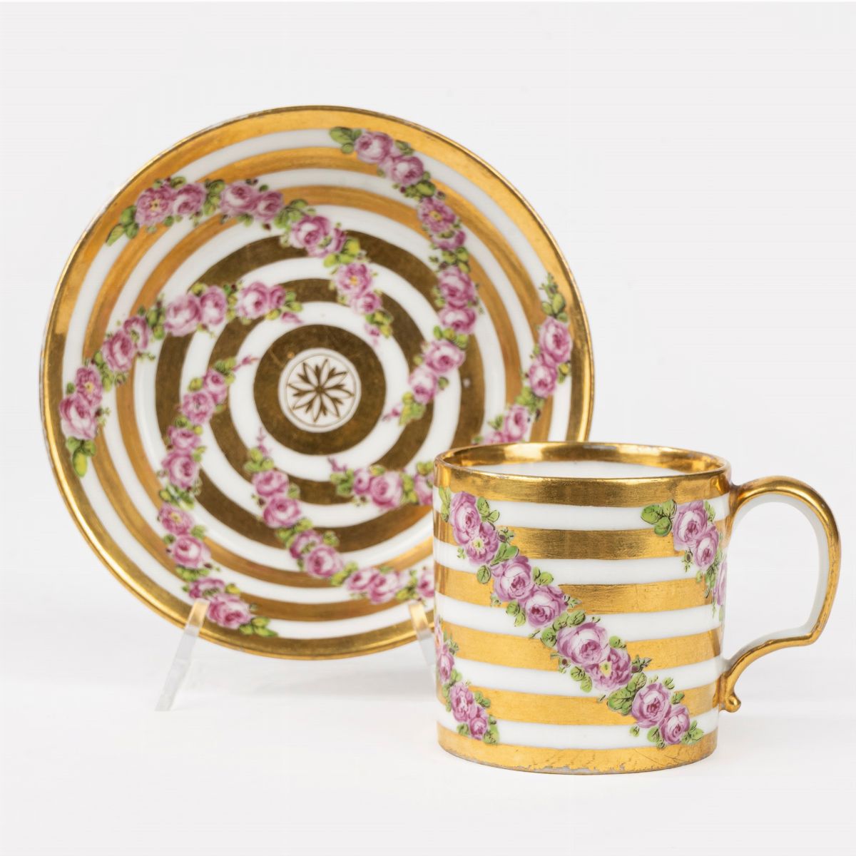 Tazza e Sottotazza in Porcellana Policroma e Oro con Decorazione a Ghirlande di Rose, Parigi, Sec...