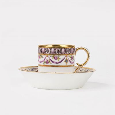 Tazza e Sottotazza in Porcellana Policroma e Oro con Decorazione a Grottesche, Parigi, Secolo XVI...