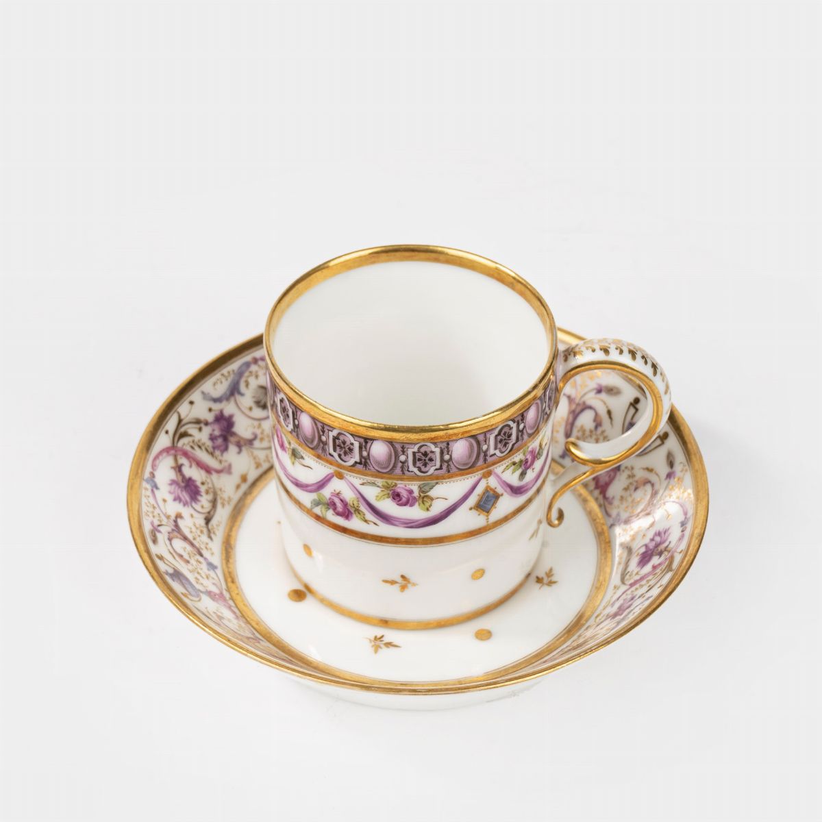 Tazza e Sottotazza in Porcellana Policroma e Oro con Decorazione a Grottesche, Parigi, Secolo XVI...