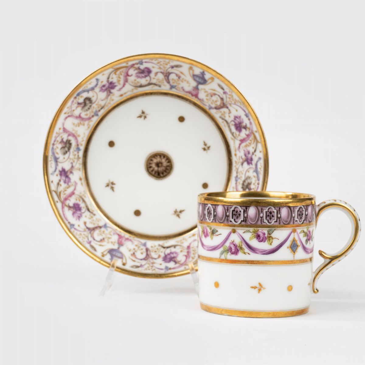 Tazza e Sottotazza in Porcellana Policroma e Oro con Decorazione a Grottesche, Parigi, Secolo XVI...