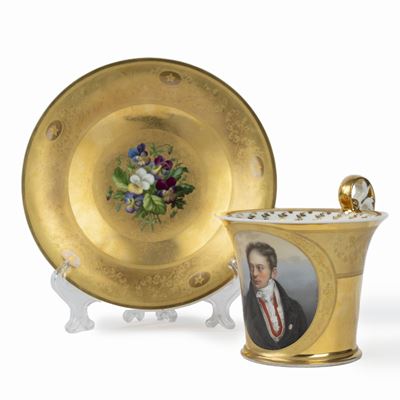 Importante e Grande Tazza con Sottotazza Raffigurante Ritratto di Gentiluomo, Vienna, Inizi Secol...