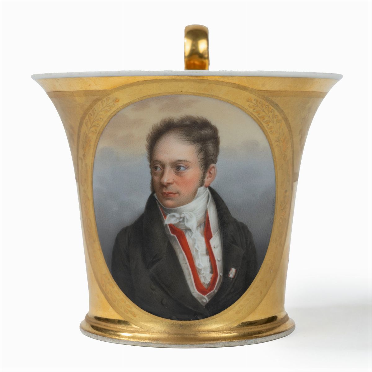 Importante e Grande Tazza con Sottotazza Raffigurante Ritratto di Gentiluomo, Vienna, Inizi Secol...