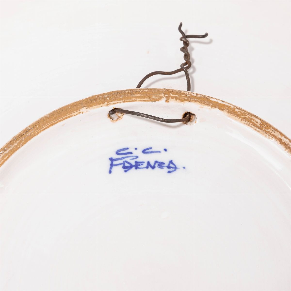 Coppia di Piatti in Ceramica Raffiguranti Profili Femminili, Faenza, Secolo XX