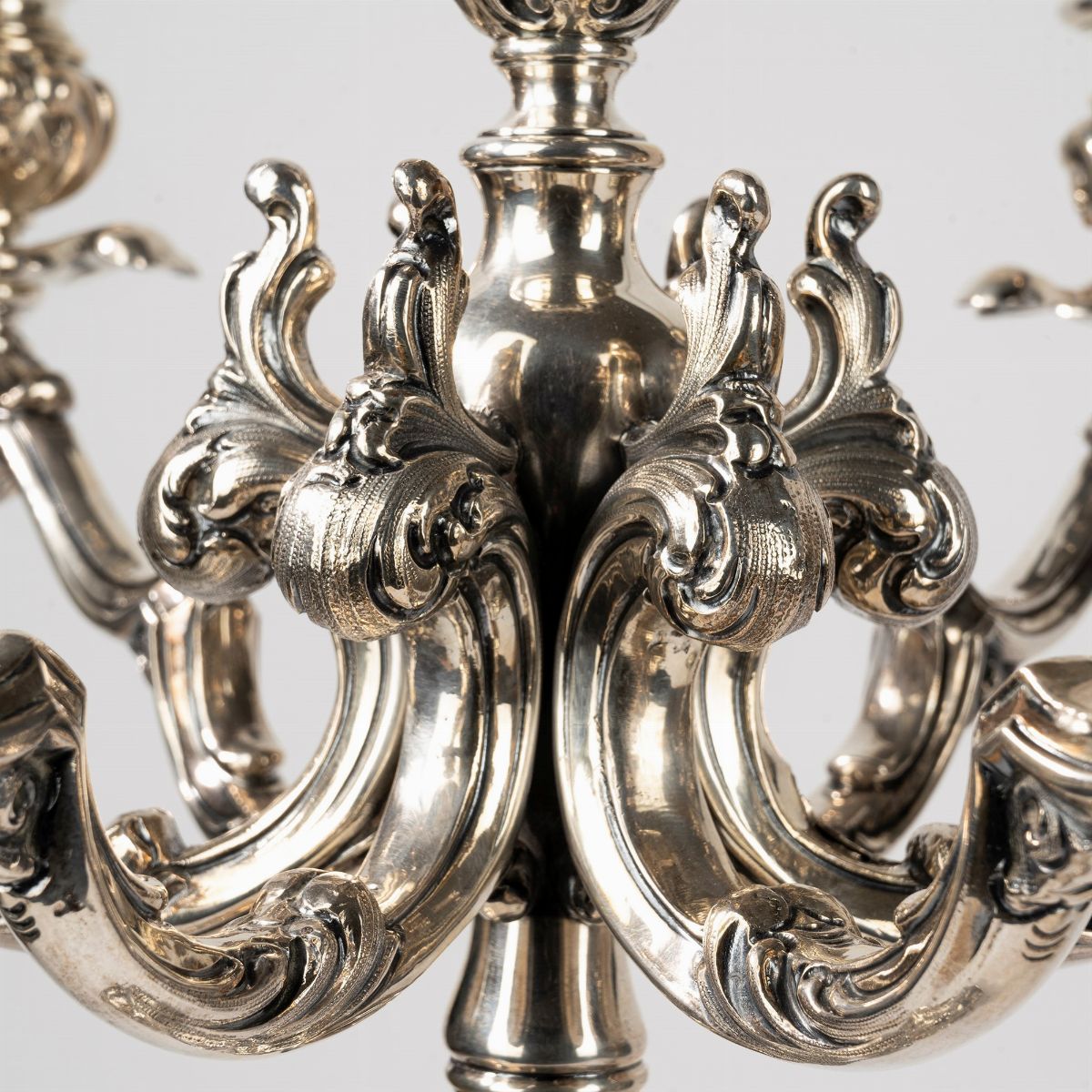 Coppia di Importanti Candelabri in Argento 800, Argentiere Leone, Milano