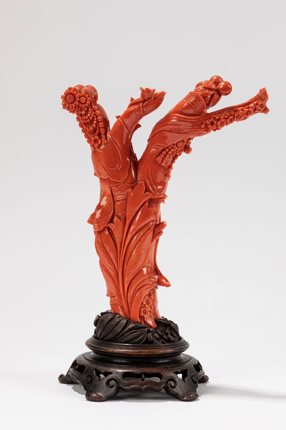 Scultura in corallo raffigurante due dame, Cina, inizio XX secolo