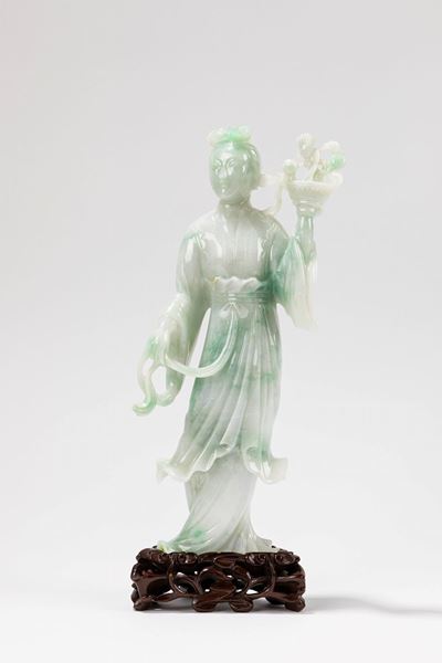 Scultura in Giadeite, Dama stante con vaso di fiori, Cina, XX secolo