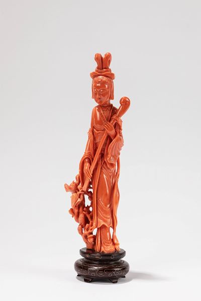 Guanyin, figura in corallo con scettro, Cina, prima metà XX secolo