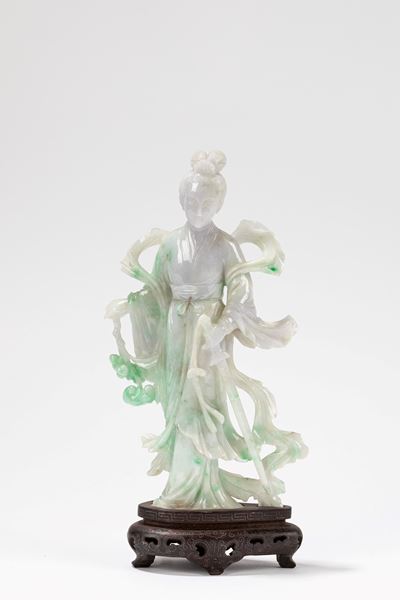 Scultura in Giadeite, Figura femminile stante con spada, Cina XX secolo