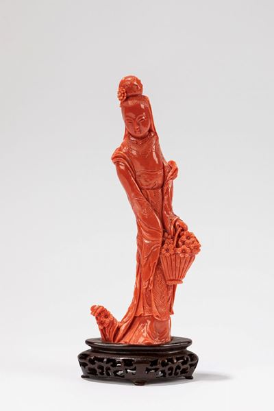 Figura in corallo, dama con vaso di fiori, Cina, prima metà XX secolo