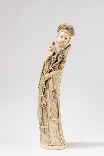 Scultura in avorio, Grande intaglio raffigurante dama con cesto di fiori, Cina, dinastia Qing, fi...