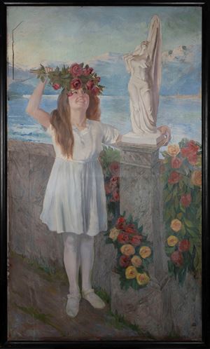 Bambina con ghirlanda di fiori su una terrazza