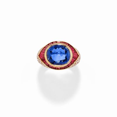Anello in oro giallo 18k con zaffiro Burma di 7,64 ct e rubini Siam