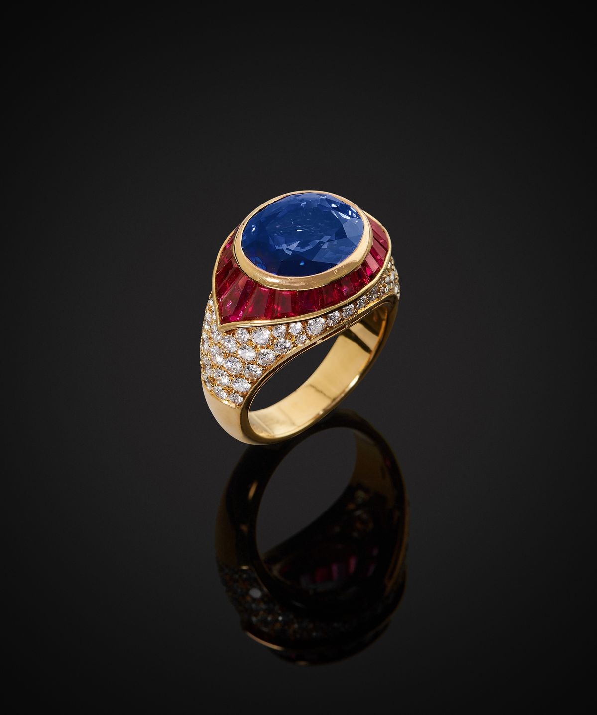 Bulgari - Anello in oro giallo 18k con zaffiro Burma di 7,64 ct e rubini Siam