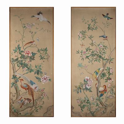 Coppia di Pannelli di Gusto Orientale Dipinti su Stoffa Raffiguranti Uccellini e Fiori, Inizi Sec...