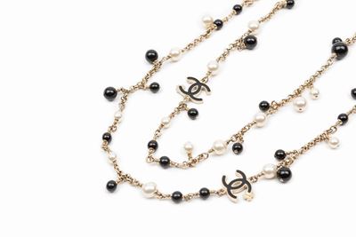 Collana lunga in metallo dorato con perle fancy e paste vitree